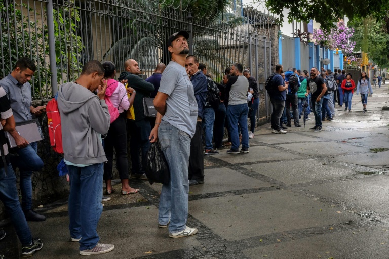 Fila dFila de candidatos a vaga de emprego no Rio de Janeiro: o fechamento do comércio no Rio deve impactar a informalidadee candidatos a vaga de emprego no Rio de Janeiro