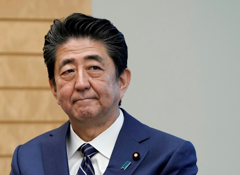 O primeiro-ministro japonês Shinzo Abe participa de uma reunião com o diretor-geral da Agência Internacional de Energia Atômica, Rafael Grossi, na residência oficial do primeiro-ministro em Tóquio