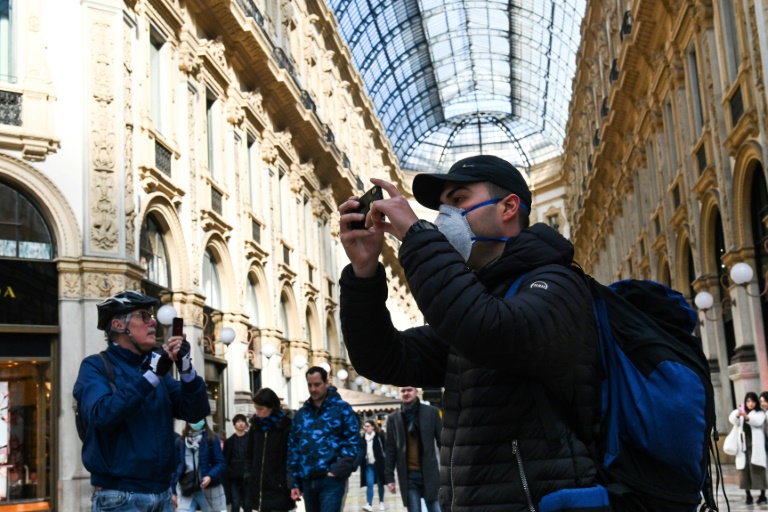 Homem de máscara na Galeria Vittorio Emanuele II, no centro de Milão, em 24 de fevereiro de 2020