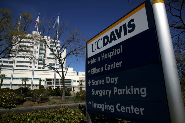 A mulher considerada o primeiro caso de pessoa infectada nos Estados Unidos pelo coronavírus contagiou-se por transmissão comunitária e deu entrada no Centro Médico Davis, da Universidade da Califórnia no dia 19