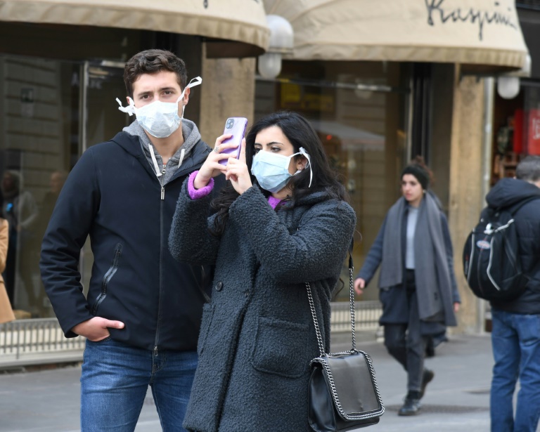 Turistas com máscaras de proteção na cidade italiana de Florença