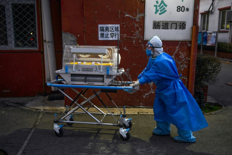 Funcionário com traje especial de proteção transporta uma incubadora em um hospital de Pequim, em 21 de fevereiro de 2020