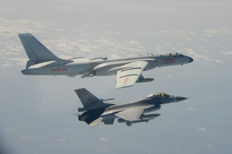 Ministério da Defesa taiwanês divulgou foto de seu caça F-16 voando perto de bombardeiro chinês H6