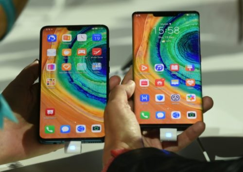(Arquivo) Smartphones da Huawei com o sistema Android