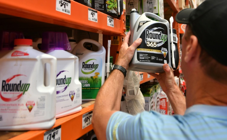 (Arquivo) Cliente compra o herbicida Roundup em 10 de julho de 2018 em mercado de San Rafael, Califórnia