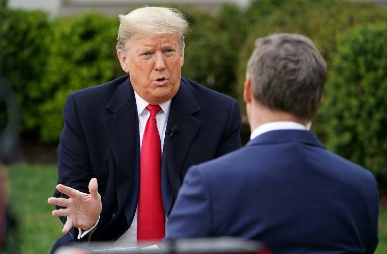 Presidente dos EUA Donald Trump conversa com jornalista da Fox News em entrevista virtual no dia 24 de março de 2020