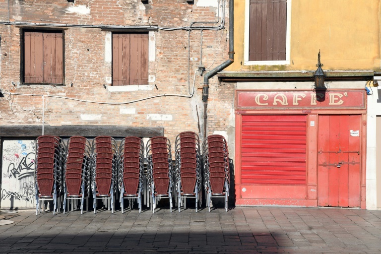 Bar de Veneza, no norte da Itália, fechado durante a forte quarentena imposta no país