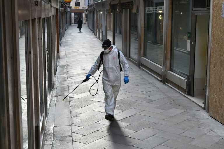 Um funcionário público desinfeta uma via na cidade italiana de Veneza para evitar a propagação do coronavírus, em 11 de março de 2020