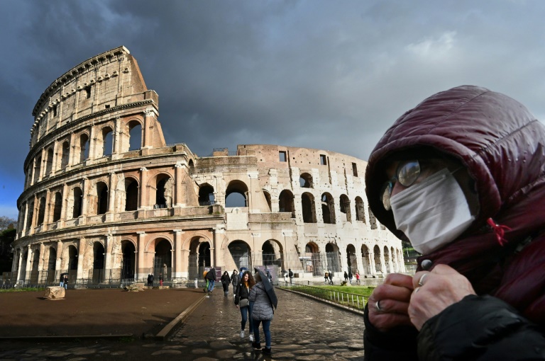 Homem de máscara passa em frente ao Coliseu de Roma, na Itália, em 7 de março de 2020