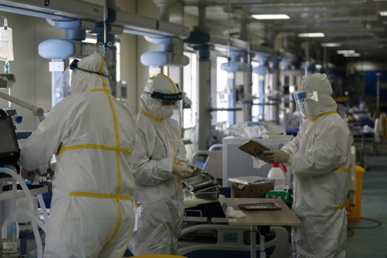 Funcionários de hospital de Wuhan (China) limpam unidade reservada a pacientes do coronavírus em 12 de março de 2020