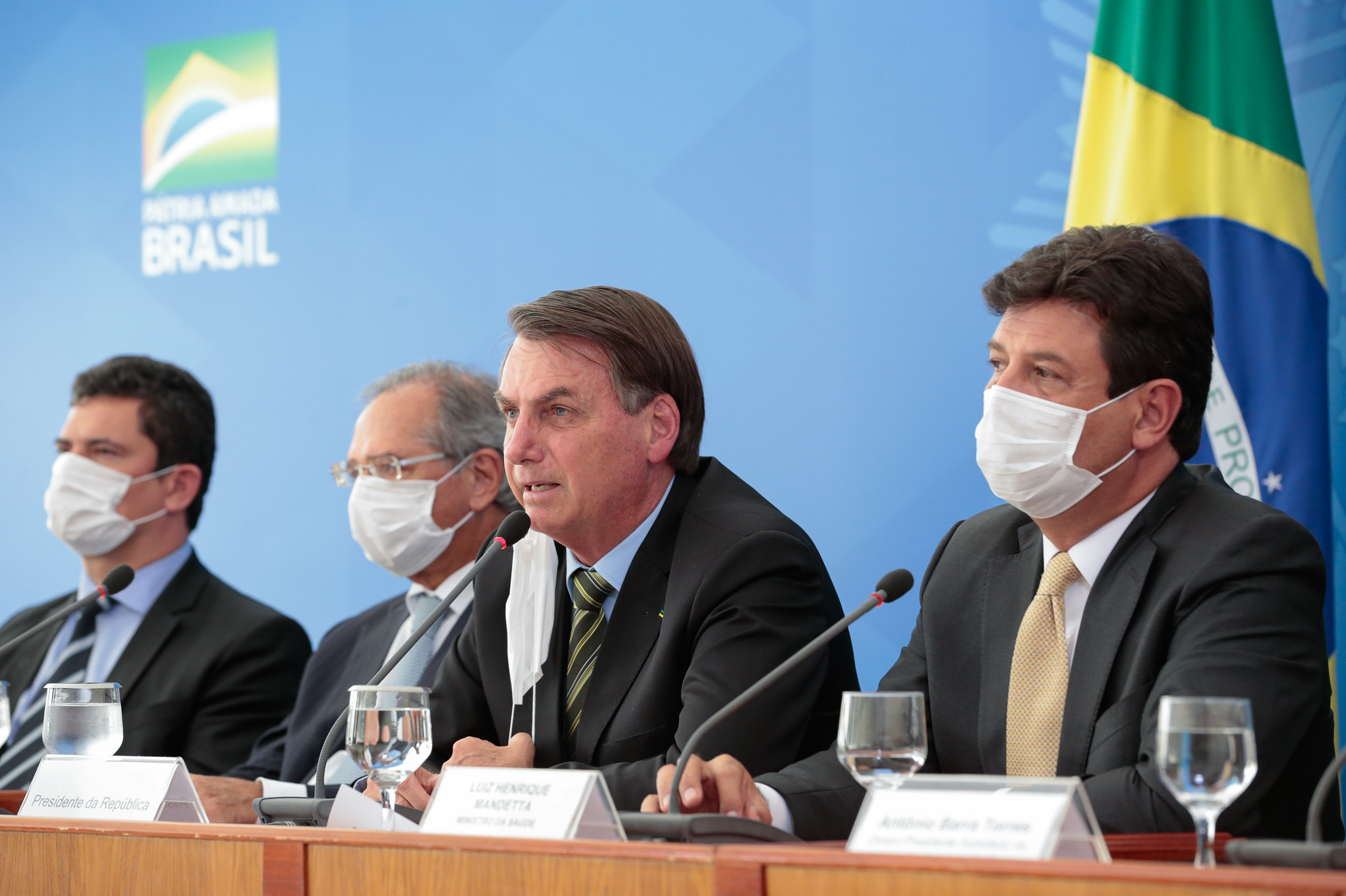 A MP foi assinada por Bolsonaro em conjunto com o ministro da Economia, Paulo Guedes (ao lado do presidente)