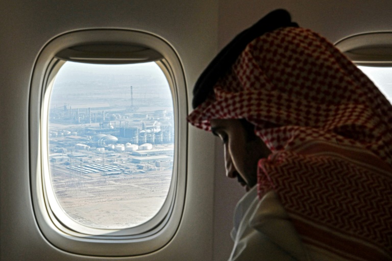 Passageiro passa por complexo industrial de Jubeil, Arábia Saudita