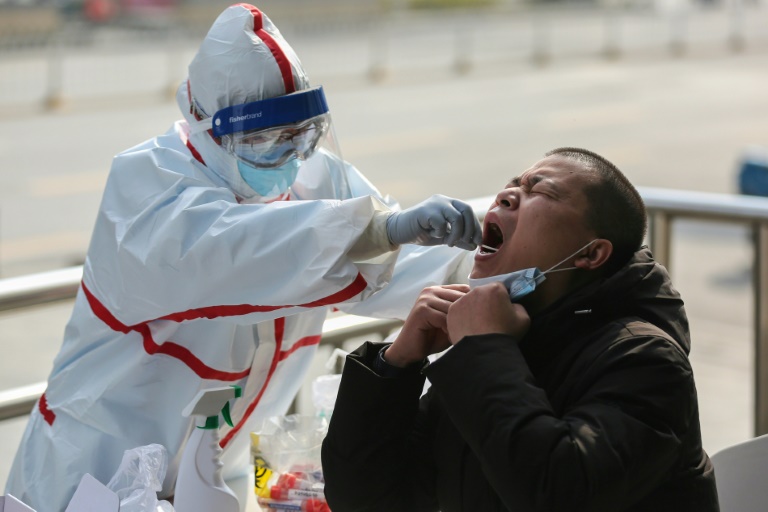 Funcionário médico coleta amostra de paciente para testar coronavírus em Wuhan, na China