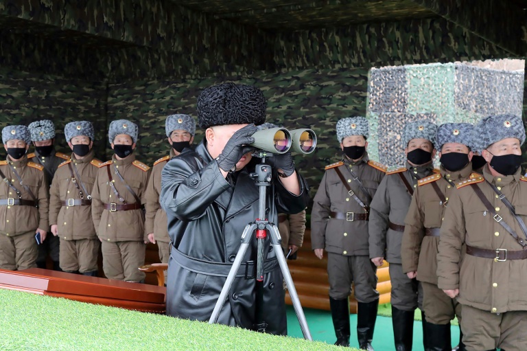 O líder norte-coreano, Kim Jong Un, observa manobra militar em 28 de fevereiro de 2020