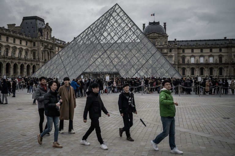 Visitantes fazem fila na pirâmide de acesso ao museu do Louvre em Paris
