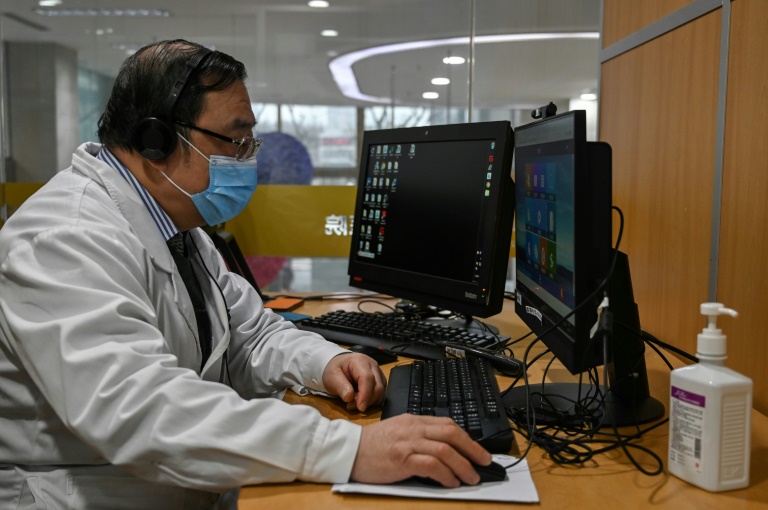 Médico faz consulta on-line em Xuhui, Xangai