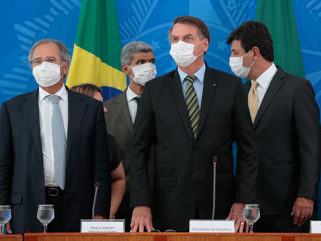 Notícia-crime foi feita após Bolsonaro furar quarentena em Brasília e cumprimentar pessoas na rua