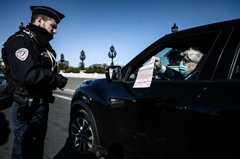 Um policial faz o controle diário em Paris, no último 24 de março