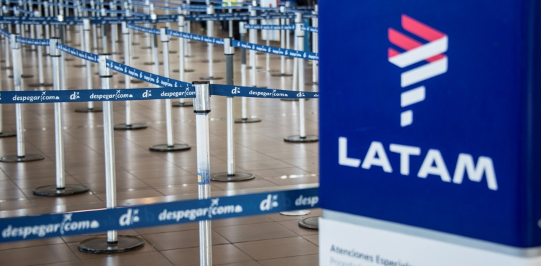 Área de check-in da companhia aérea LATAM no Aeroporto Internacional de Santiago