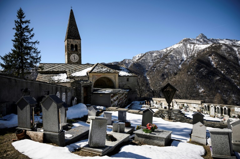 A igreja de Santa Maria de Elva e o cemitério da cidade do vale alpino de Maira, noroeste da Itália