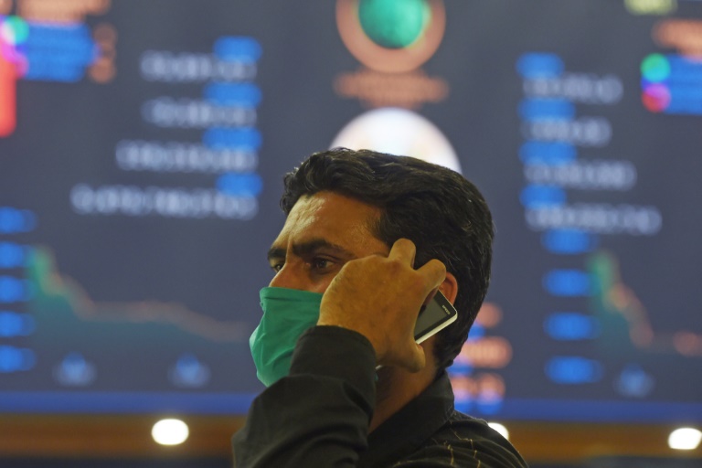 Homem de máscara na bolsa do Paquistão (PSX) em Karachi