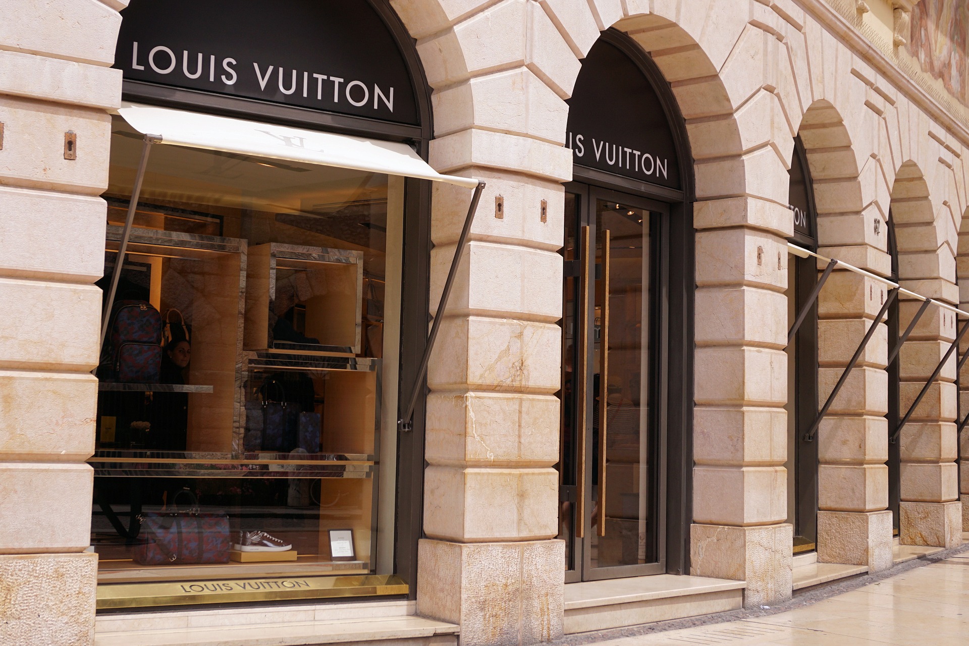 A Louis Vuitton é uma das marcas controladas pela LVMH