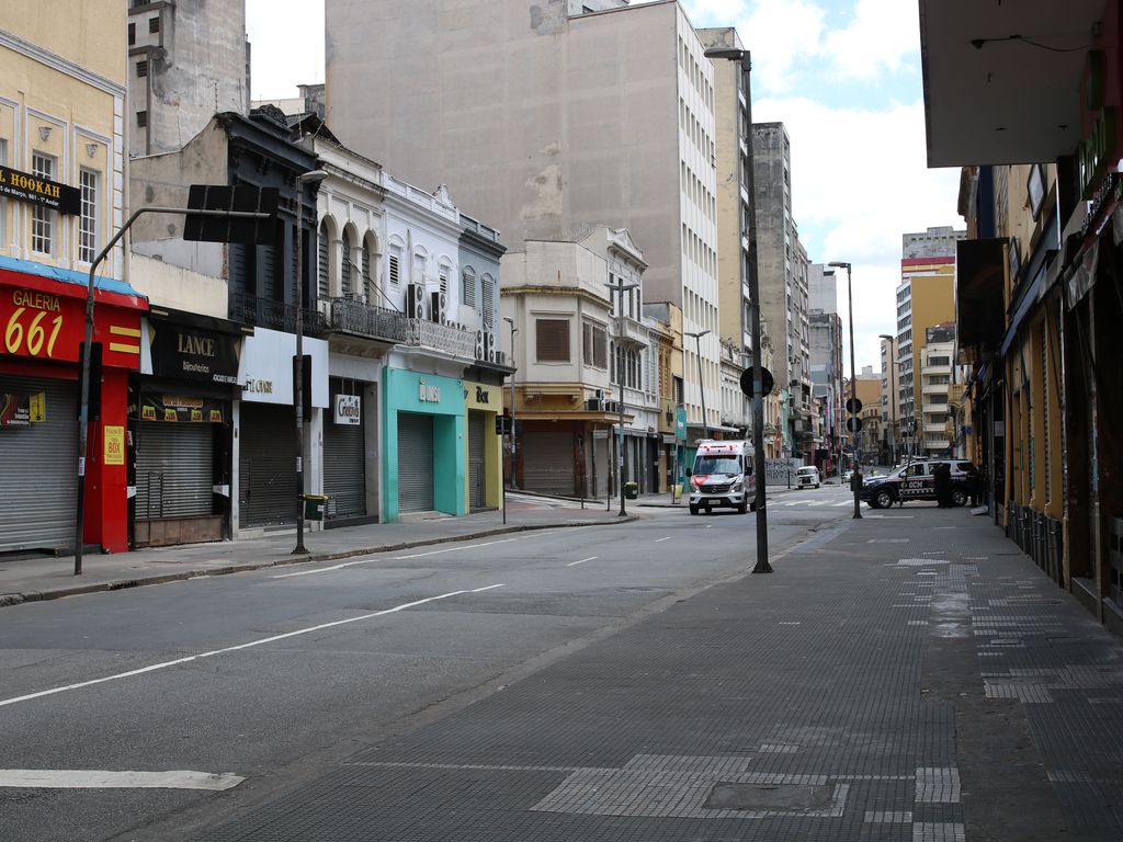 Comércio fechado na rua 25 de Março durante a quarentena.