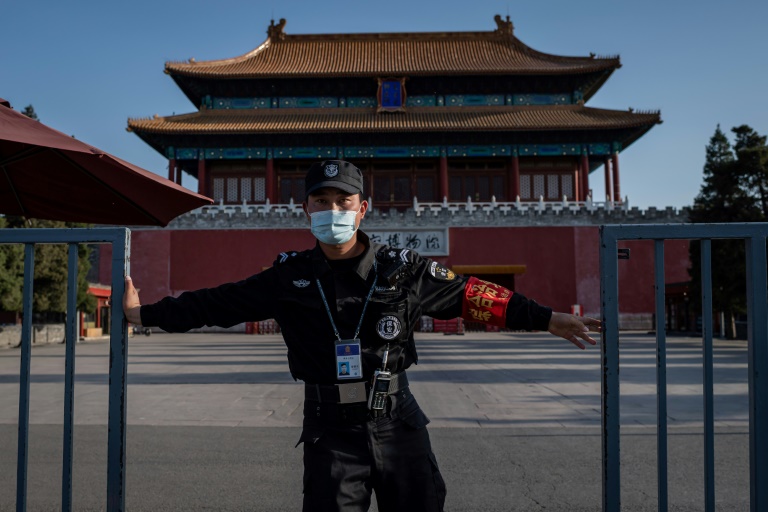 Guarda fecha a porta da Cidade Proibida em Pequim, em 12 de abril de 2020