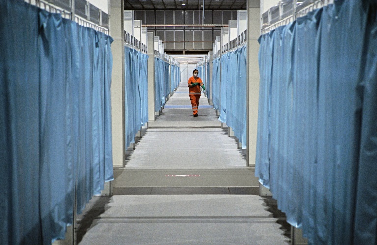 Funcionário percorre um corredor do hospital de campanha do Riocentro, que foi configurado para receber pacientes com coronavírus no Rio de Janeiro, em 29 de abril de 2020
