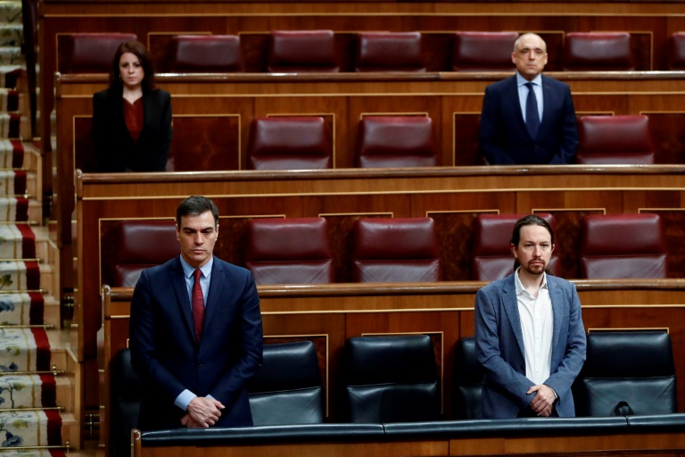 O presidente do governo espanhol Pedro Sánchez e o vice-presidente Pablo Iglesias fazem um minuto de silêncio no Parlamento em 9 de abril de 2020