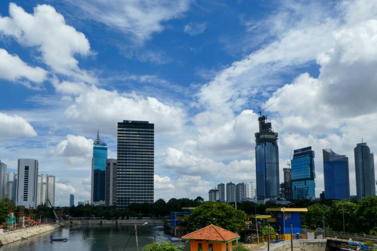 Céu limpo sobre Jacarta, em 2 de abril de 2020, 24 dias após as autoridades indonésias determinarem o teletrabalho e aulas on-line para evitar a disseminação da COVID-19 no país