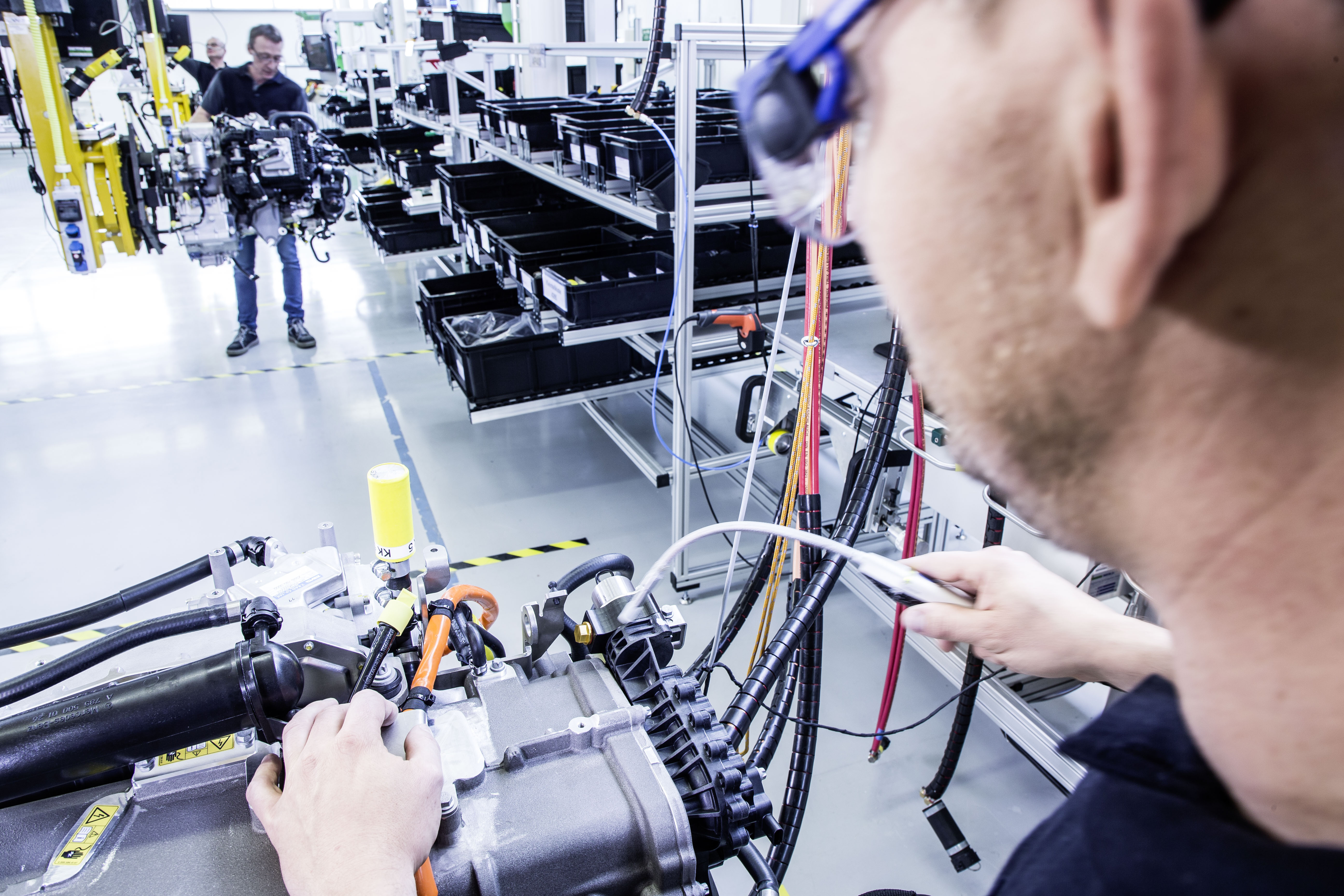 Linha de produção em uma fábrica da Mercedes-Benz, controlada pela Daimler, que usa a tecnologia de células de combustíveis em carros compactos; acordo com a Volvo vai ampliar a produção para caminhões