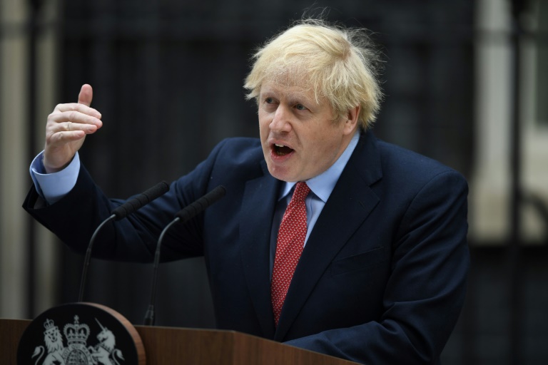 O primeiro-ministro britânico, Boris Johnson, discursa diante do número 10 de Downing Street