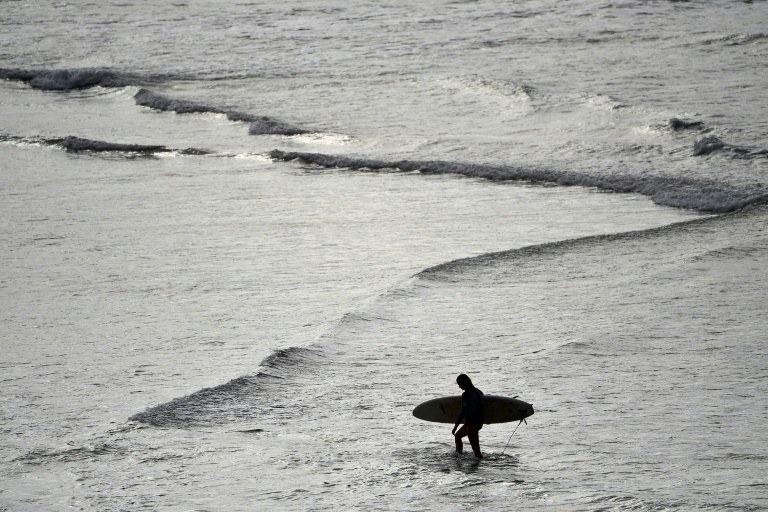 Surfistas retornaram nesta terça-feira à praia de Bondi, em Sydney