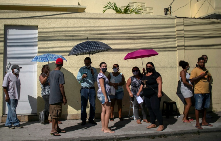 Pessoas aguardam em fila fora de agência da Caixa Econômica para receber auxílio do governo, no Rio de Janeiro