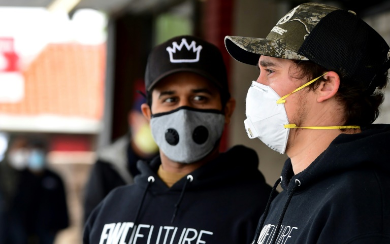 Jovens com máscaras em Whittier, Califórnia, 9 de abril de 2020