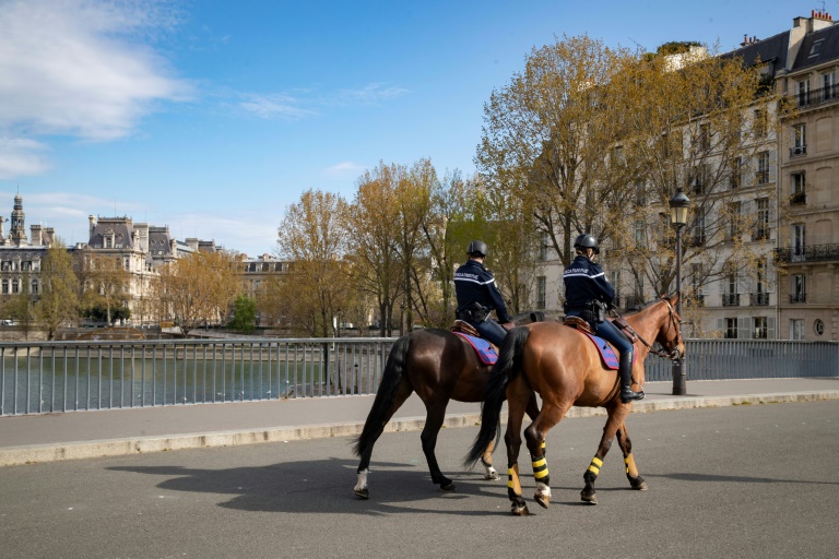 Guarda Republicana inspeciona praça de Paris, na França, em 6 de abril de 2020, 21º dia de confinamento pelo coronavírus