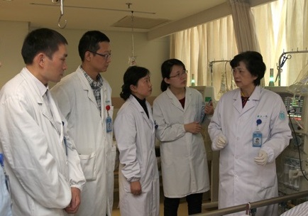 A doutora Li Lanjuan (direita) com sua equipe