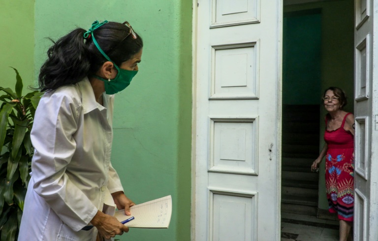 A médica cubana Liz Caballero visita casas em Havana