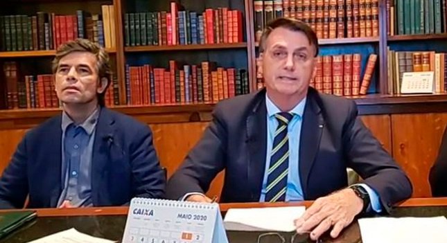 Na conversa com os apoiadores hoje, Bolsonaro ouviu de um homem a frase: "falaram que você é o técnico do time, para resolver lá, para assinar"