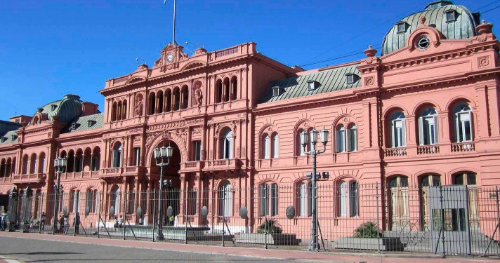 A agência cita a decisão informada na segunda-feira pela Argentina de postergar para 2021 o pagamento de juros e amortização de títulos da dívida pública nacional