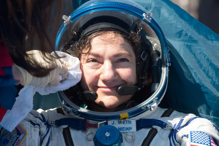 A astronauta americana Jessica Meir pouco depois do pouso no Cazaquistão