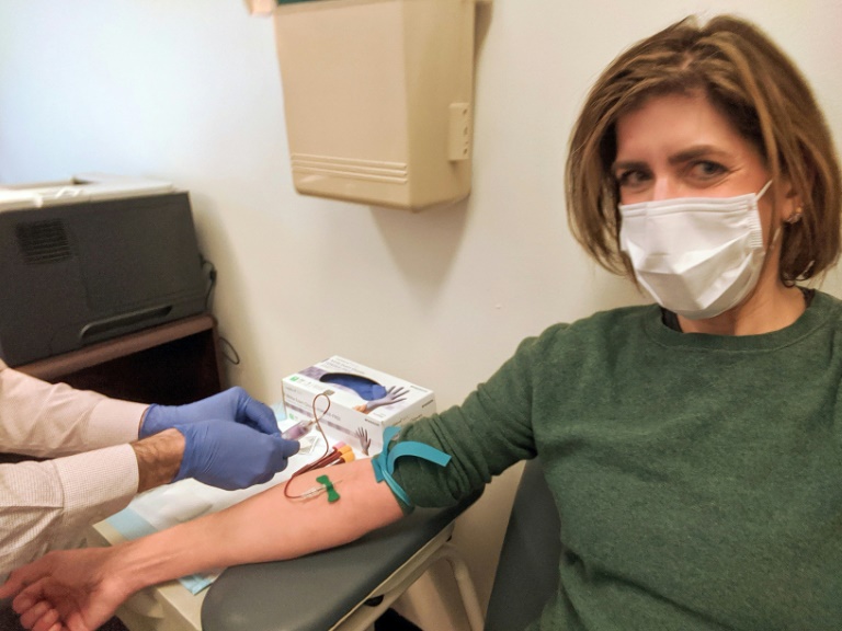 Diana Berrent doa plasma em laboratório do hospital Irving da Universidade de Colombia, 30 de março de 2020