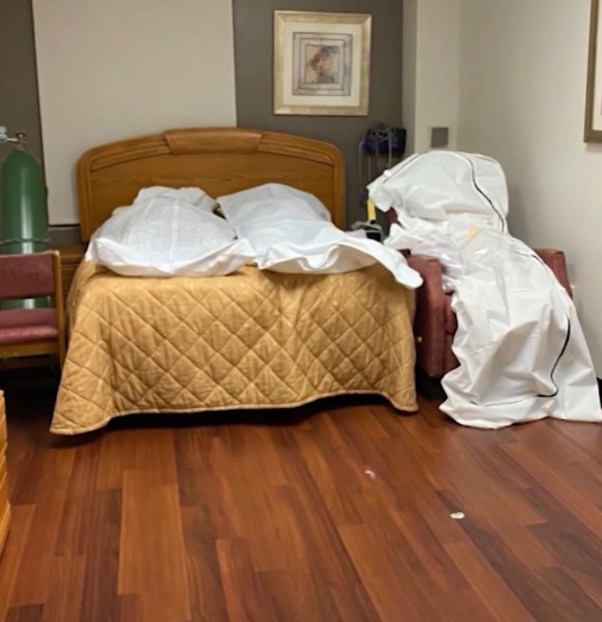 As imagens são fortes e mostram como os funcionários do hospital tiveram de agir para dar conta da alta demanda de pacientes infectados pelo coronavírus