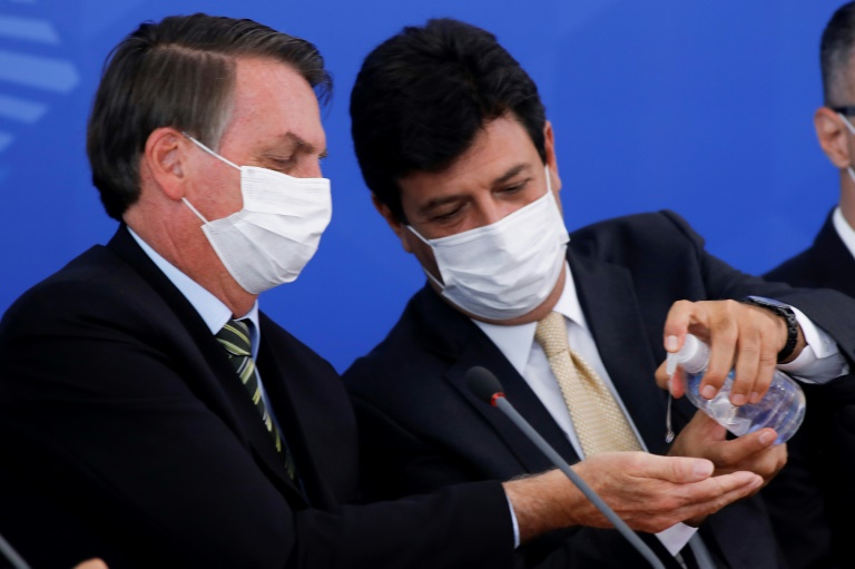 O presidente brasileiro, Jair Bolsonaro e o ex-ministro da Saúde, Luiz Henrique Mandetta: a diferença de posicionamento entre os dois repercute até hoje
