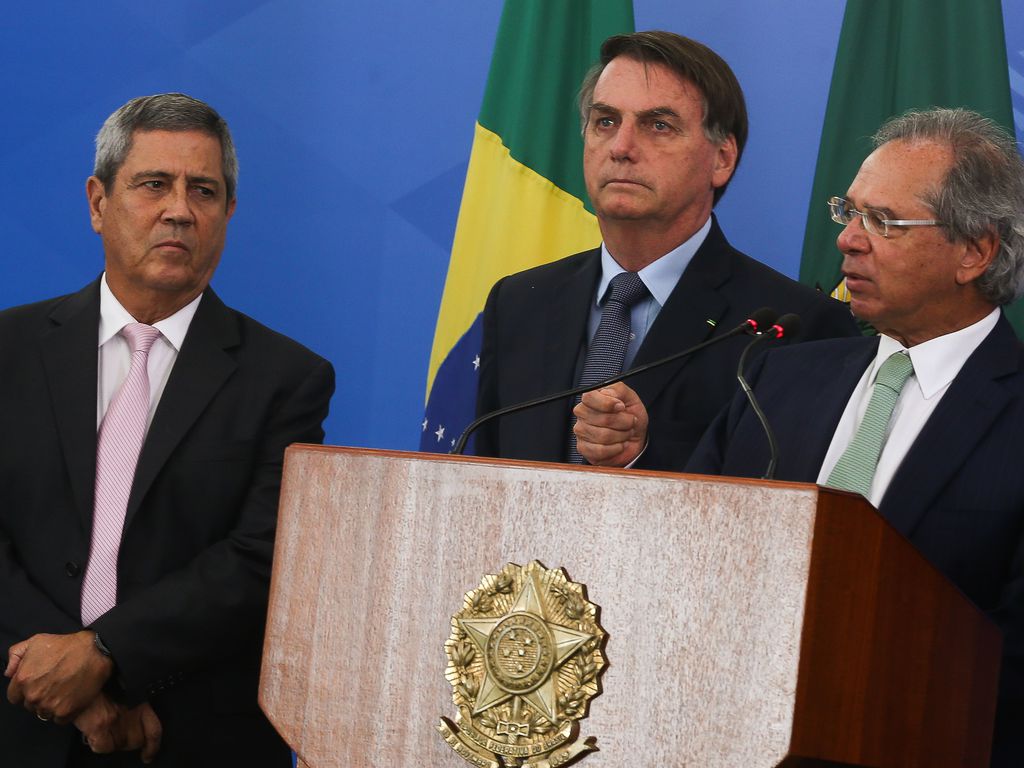 O ministro da da Casa Civil, Braga Netto, o presidente da República, Jair Bolsonaro, e o ministro da Economia, Paulo Guedes em coletiva de imprensa