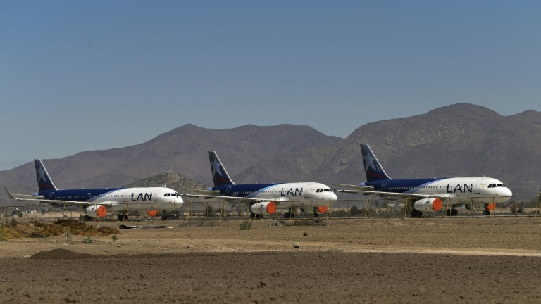 Aviões da Latam parados no aeroporto internacional de Santiago