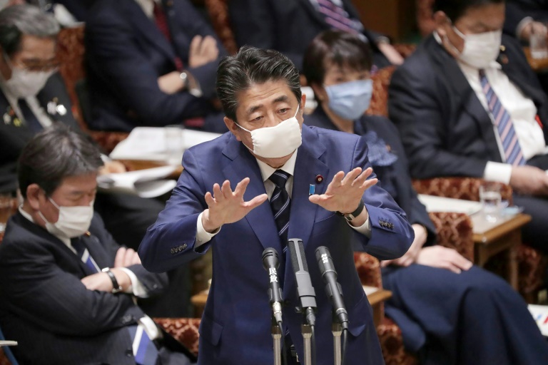 O primeiro-ministro Shinzo Abe, de máscara, discursa no Parlamento japonês em 1 de abril de 2020