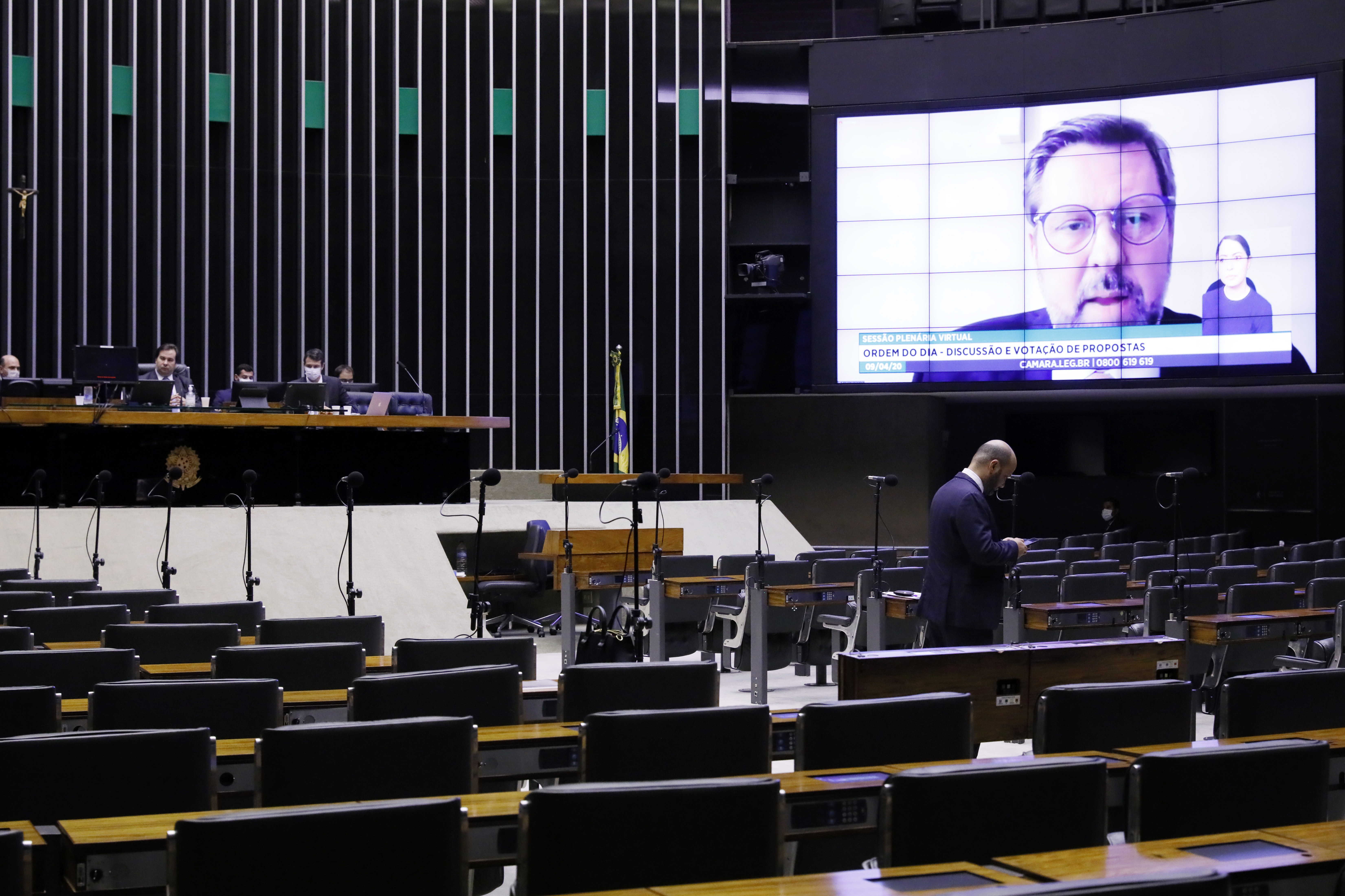 A Cãmara está fazendo votações através de plenário eletrônico, com Rodrigo Maia conduzindo a Casa