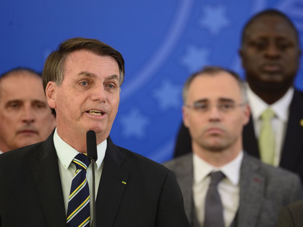 Agora ministro, André Mendonça esteve ao lado de Bolsonaro em discurso contra Moro na sexta-feira (24)